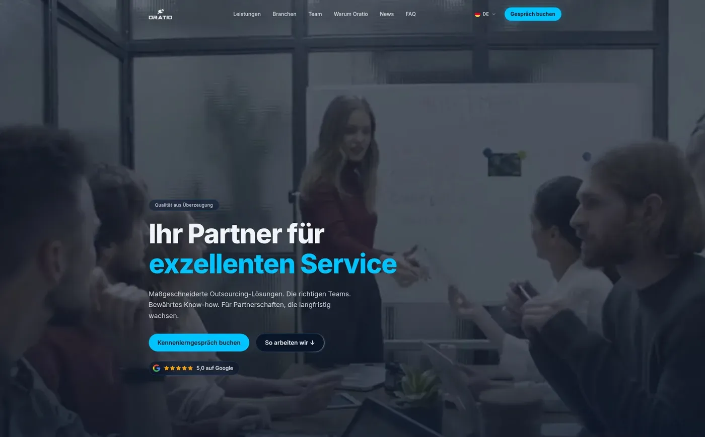 The same opening page in German, with translated navigation, headline and buttons, and the language switch in the header